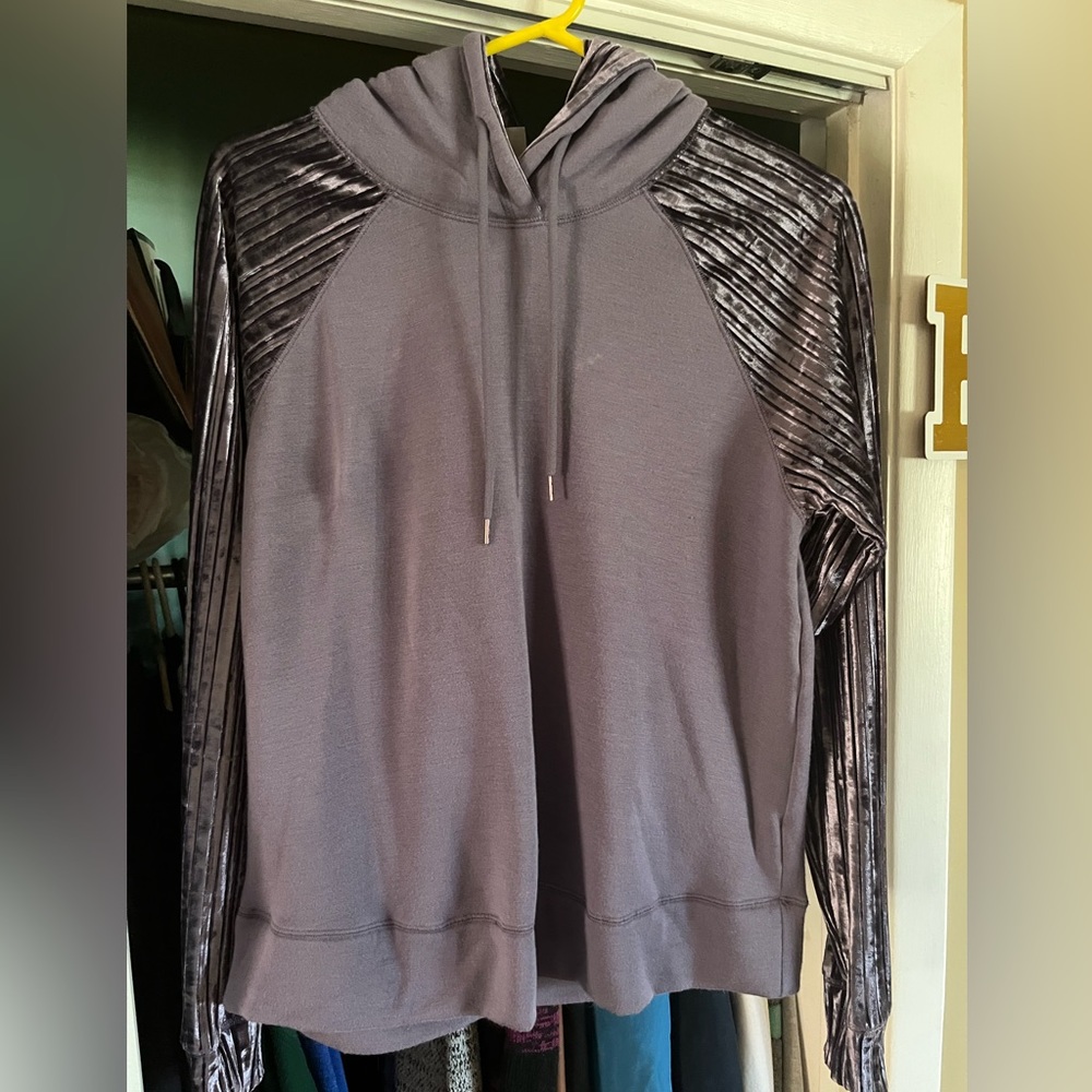 Calia by Carrie Underwood. Sweatshirt/Hoodie M